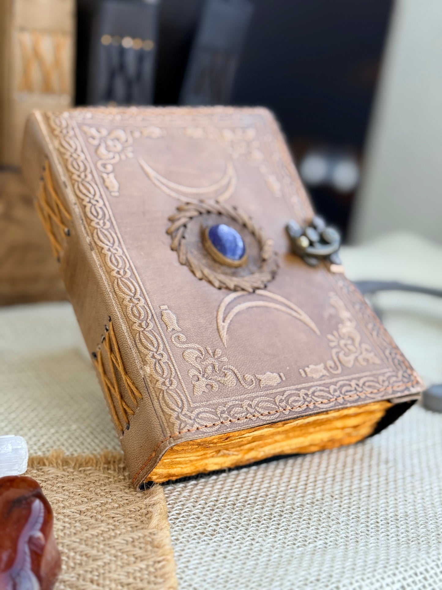 Skórzana Księga Cieni jasna - z księżycami i kamieniem (mała)