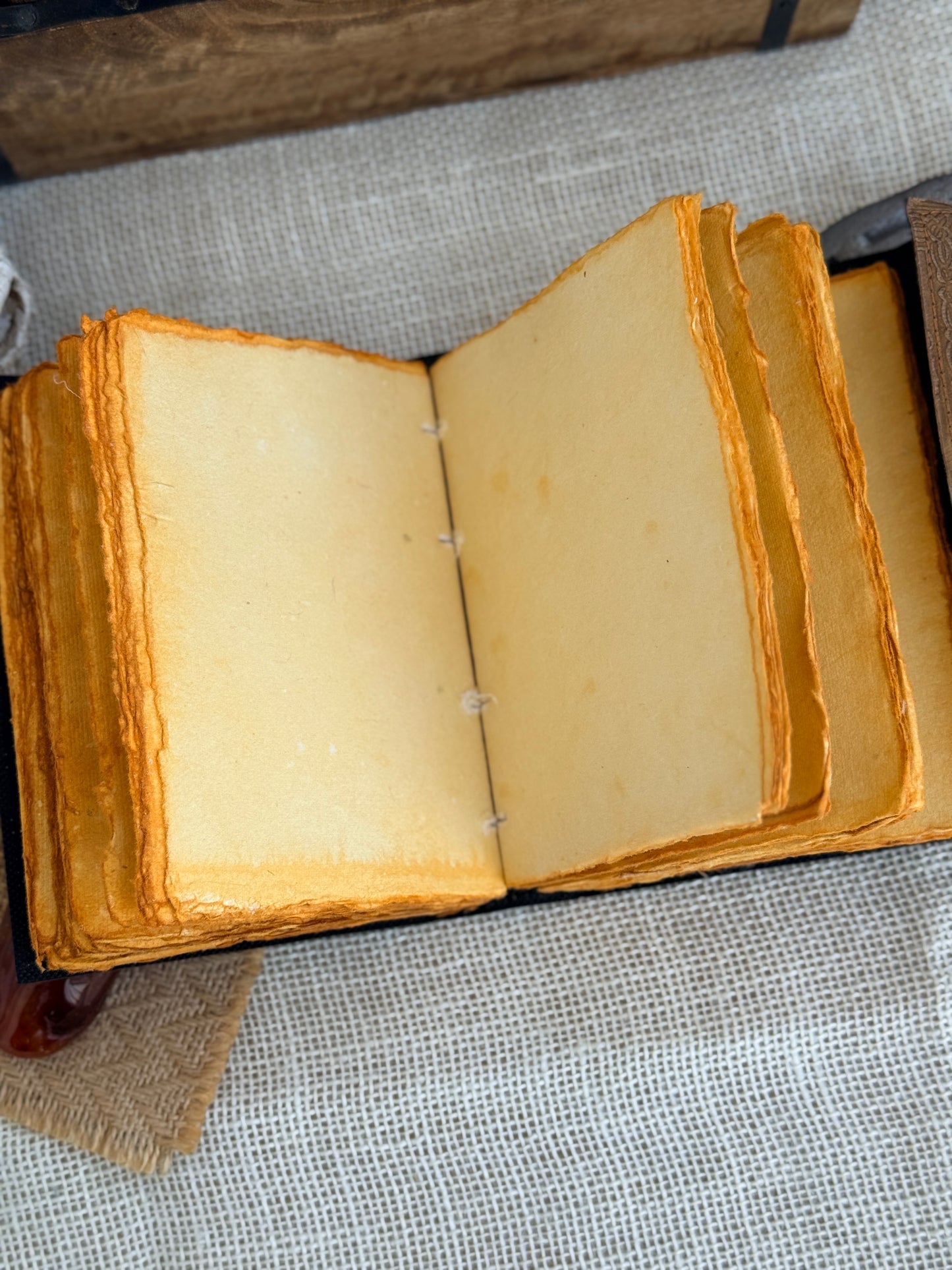 Skórzana Księga Cieni jasna - z księżycami i kamieniem (mała)