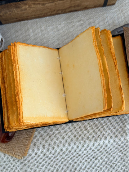 Skórzana Księga Cieni jasna - z księżycami i kamieniem (mała)