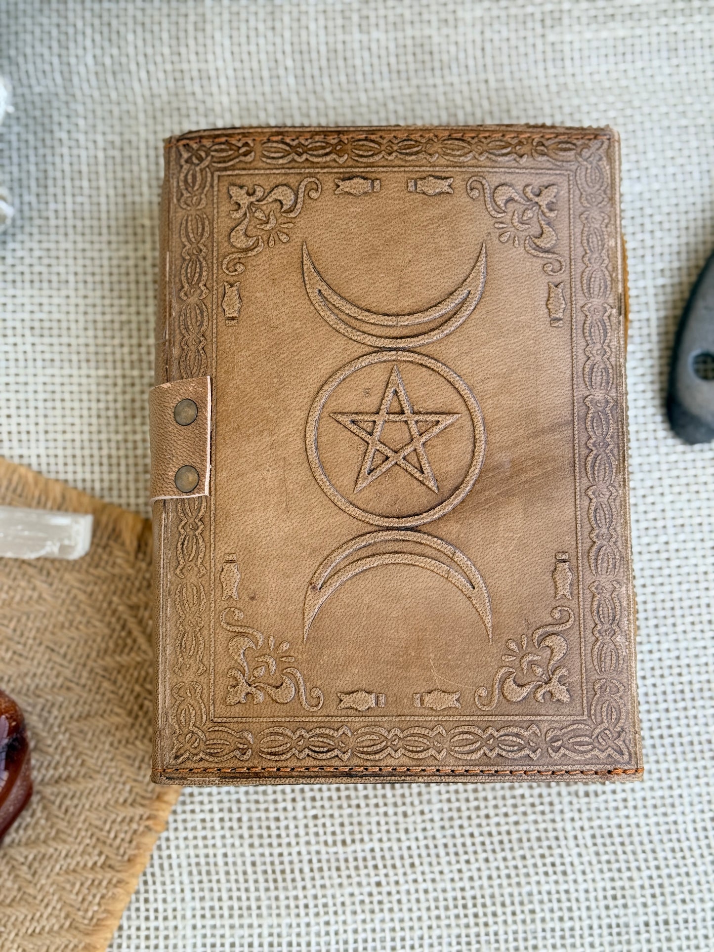 Skórzana Księga Cieni jasna - z księżycami i kamieniem (mała)