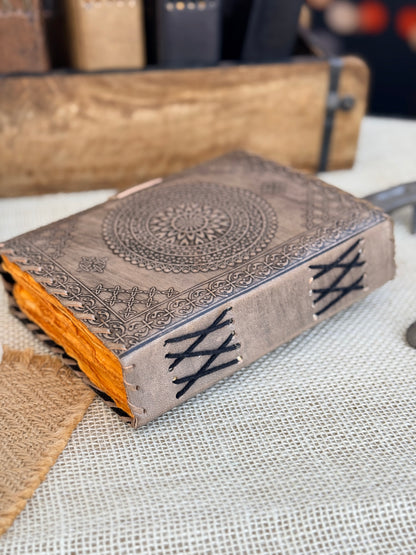 Skórzana Księga Cieni - mandala